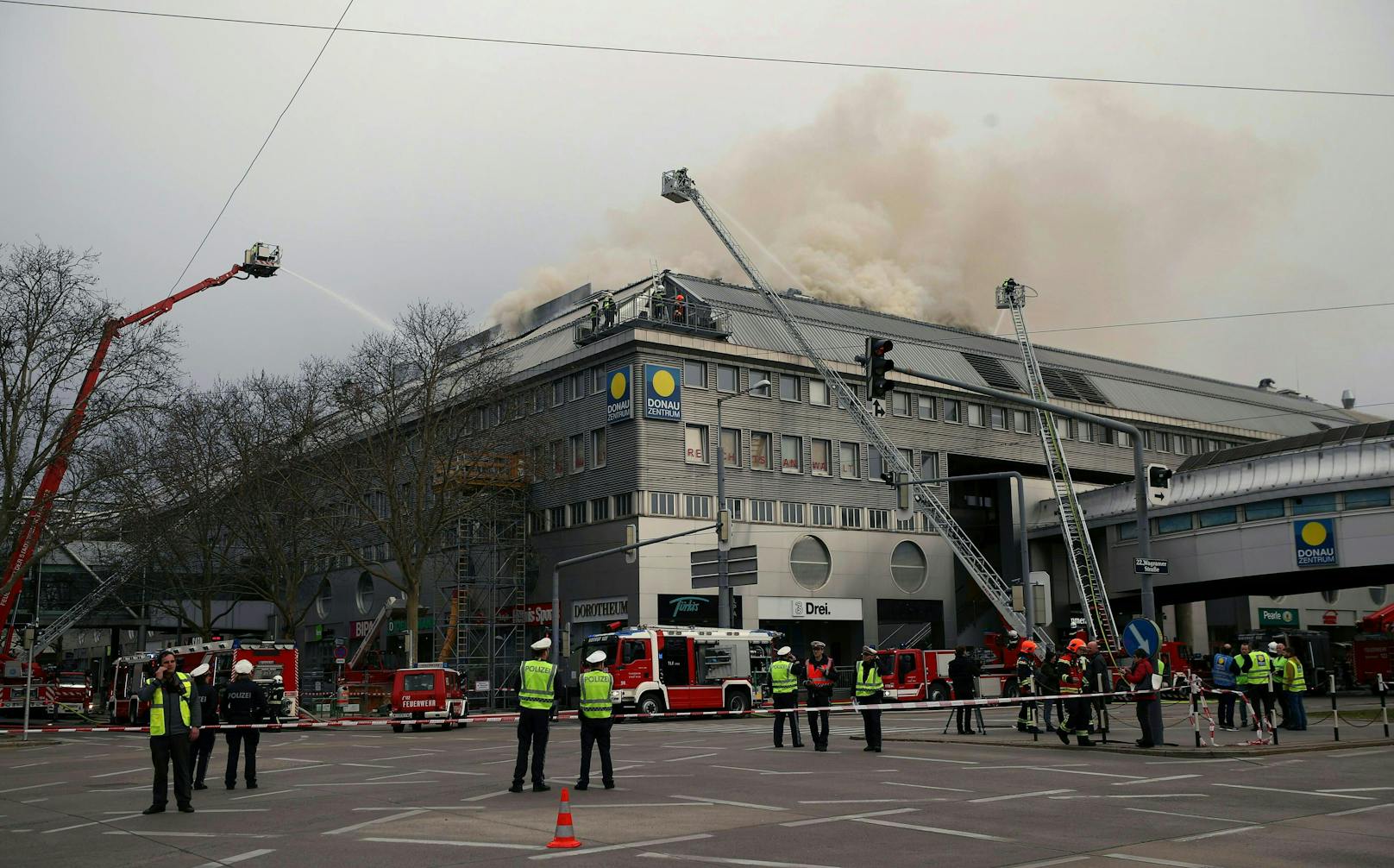 200 Feuerwehrleute kämpften Anfang März 2019 gegen die Flammen im Donauzentrum.
