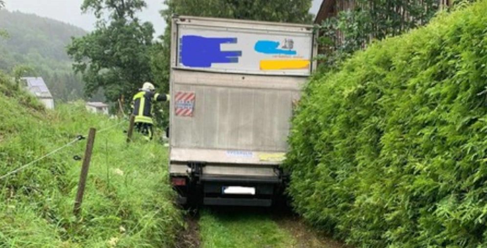 Die Feuerwehr bei der Bergung.
