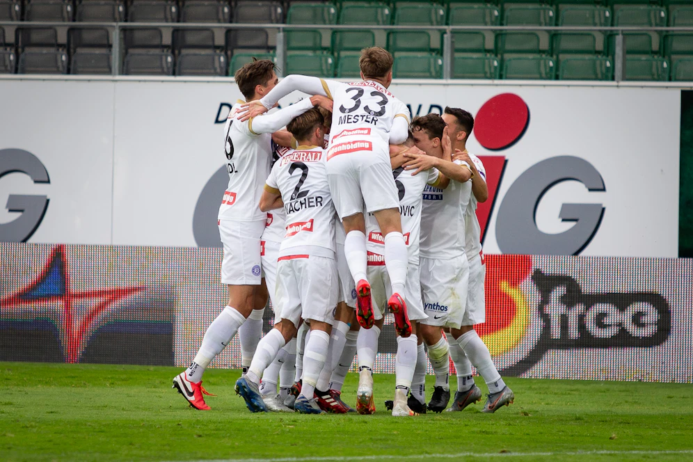 Die Young Violets feiern einen 3:1-Erfolg in Ried.
