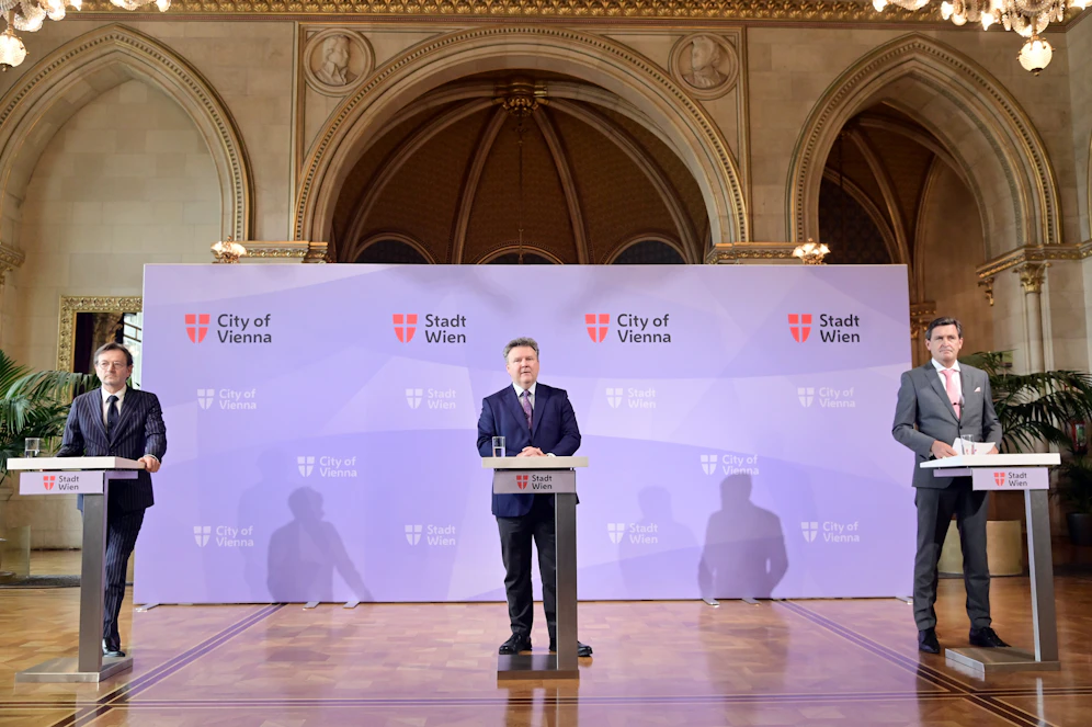 Der Geschäftsführer der Wirtschaftsagentur Gerhard Hirczi, Bürgermeister Michael Ludwig und Wirtschaftsstadtrat Peter Hanke (v.l.n.r.) präsentierten die Bilanz der internationalen Betriebsansiedlungen.