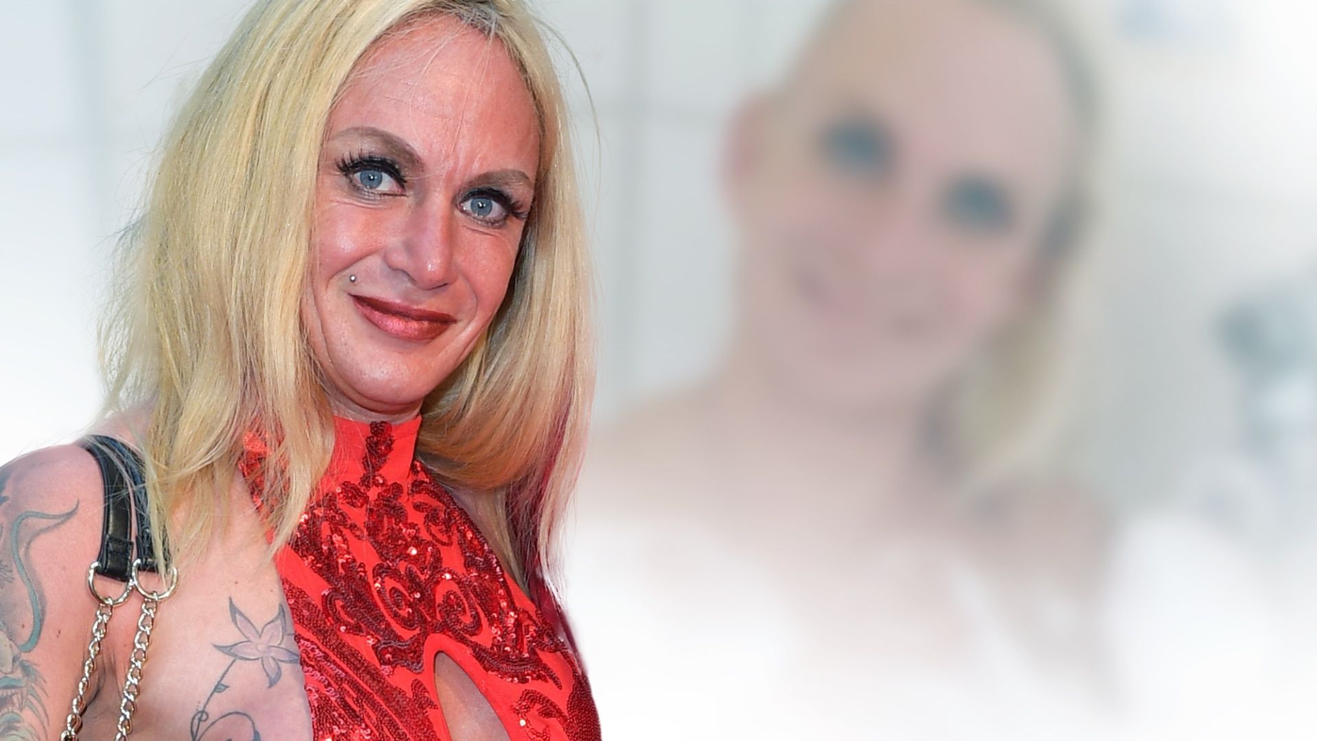 Caro Robens posiert nackt in der Badewanne.