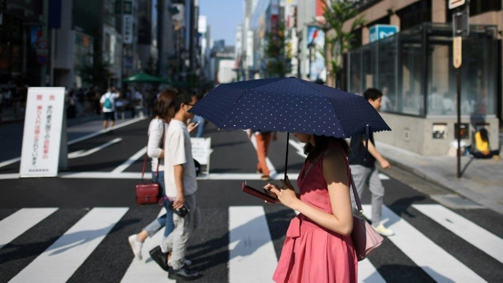 In der japanischen Stadt soll Fußgängern das Verwenden von Smartphones verboten werden.