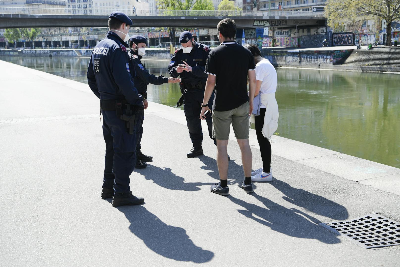 Polizeikontrolle am Donaukanal in der Corona-Krise