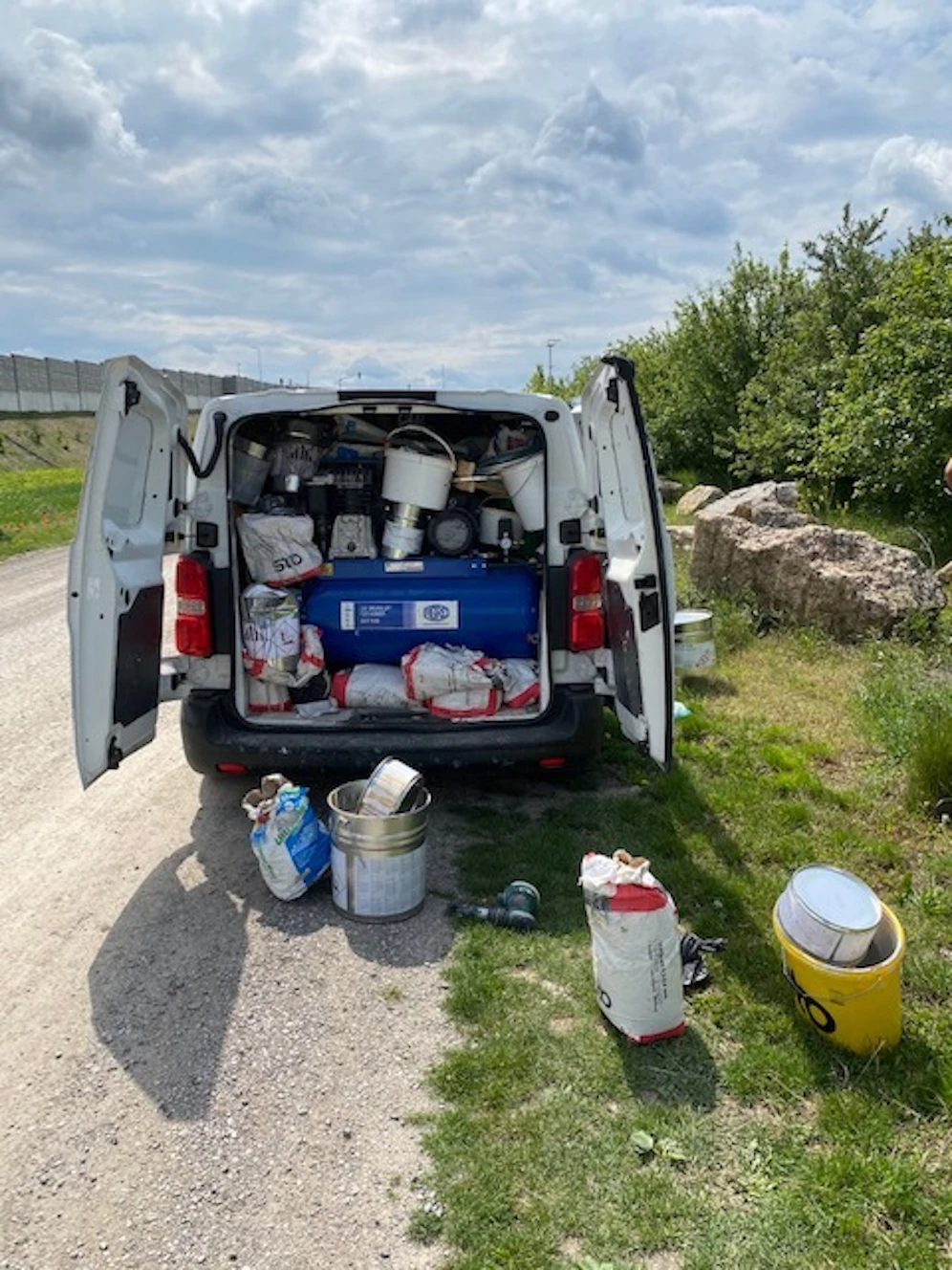 Der mit Gefahrgut überladene Transporter.