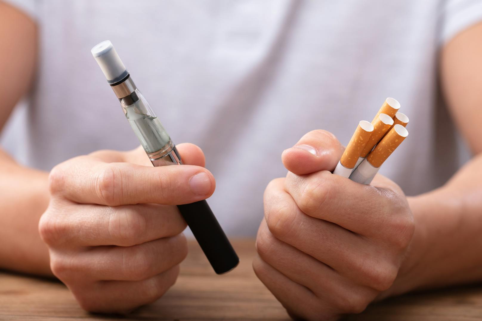 So scheinen die E-Zigaretten deutlich schneller Einfluss auf die Bakterienzusammensetzung und die Entzündungswerte zu nehmen als Tabakzigaretten, wie es in der Studie heißt.