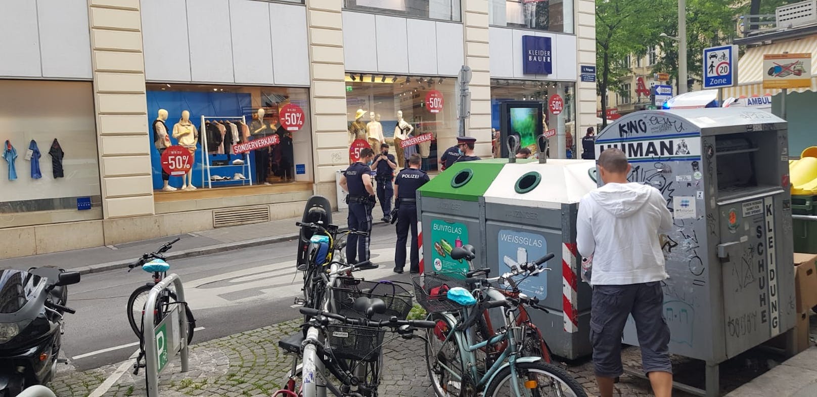 Rettungs-Einsatz auf der Wiener Mariahilfer Straße