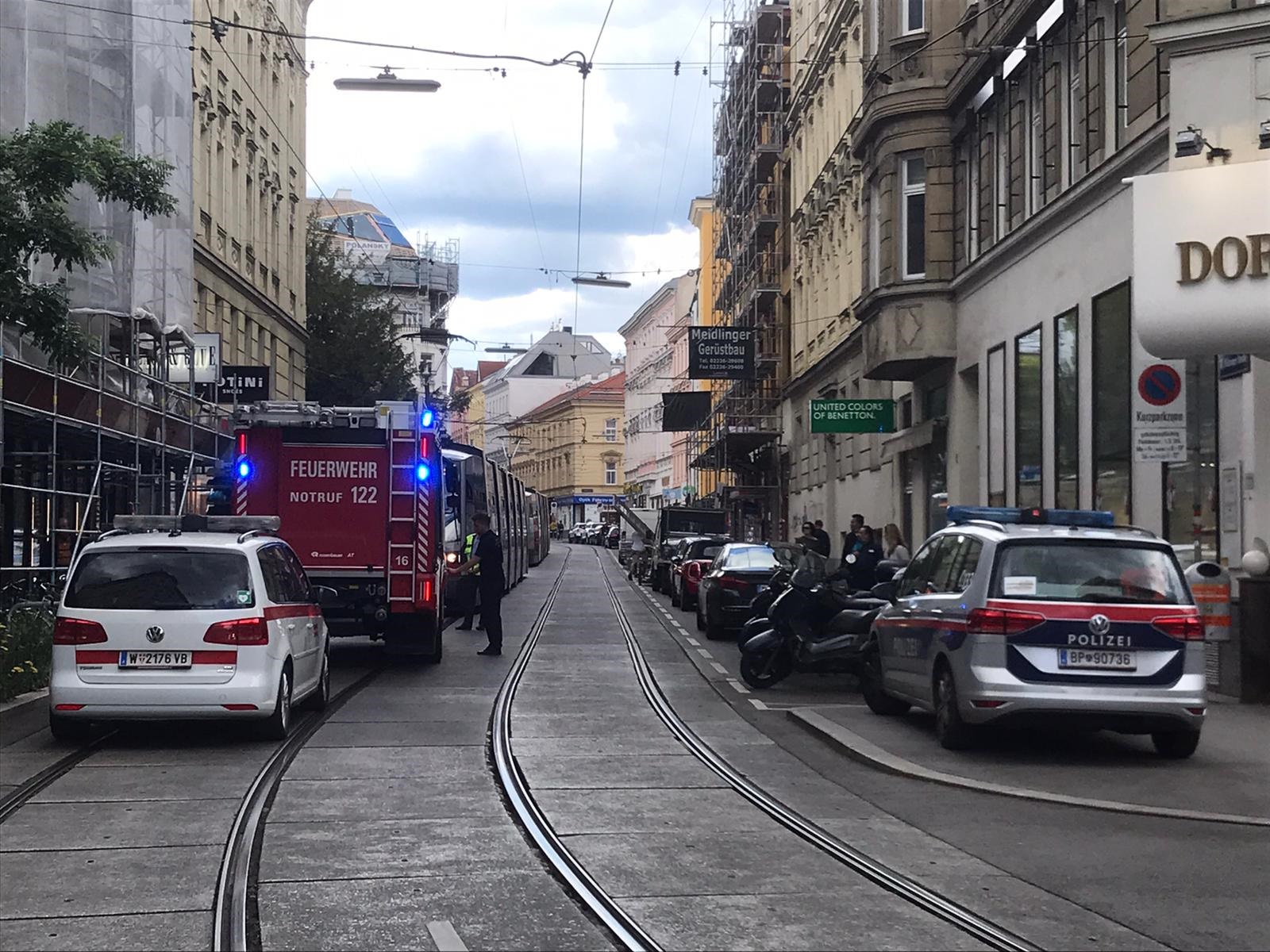 Der VW Golf stand der Straßenbahn im Weg.