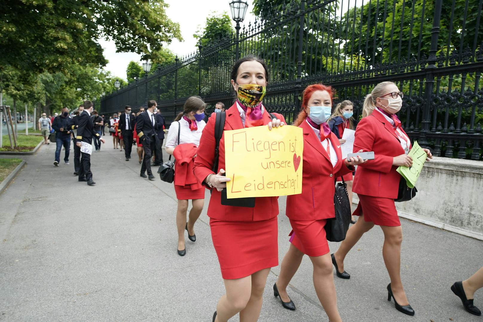 Laudamotion-Mitarbeiterinnen protestierten gegen die Schließung der Basis in Wien.