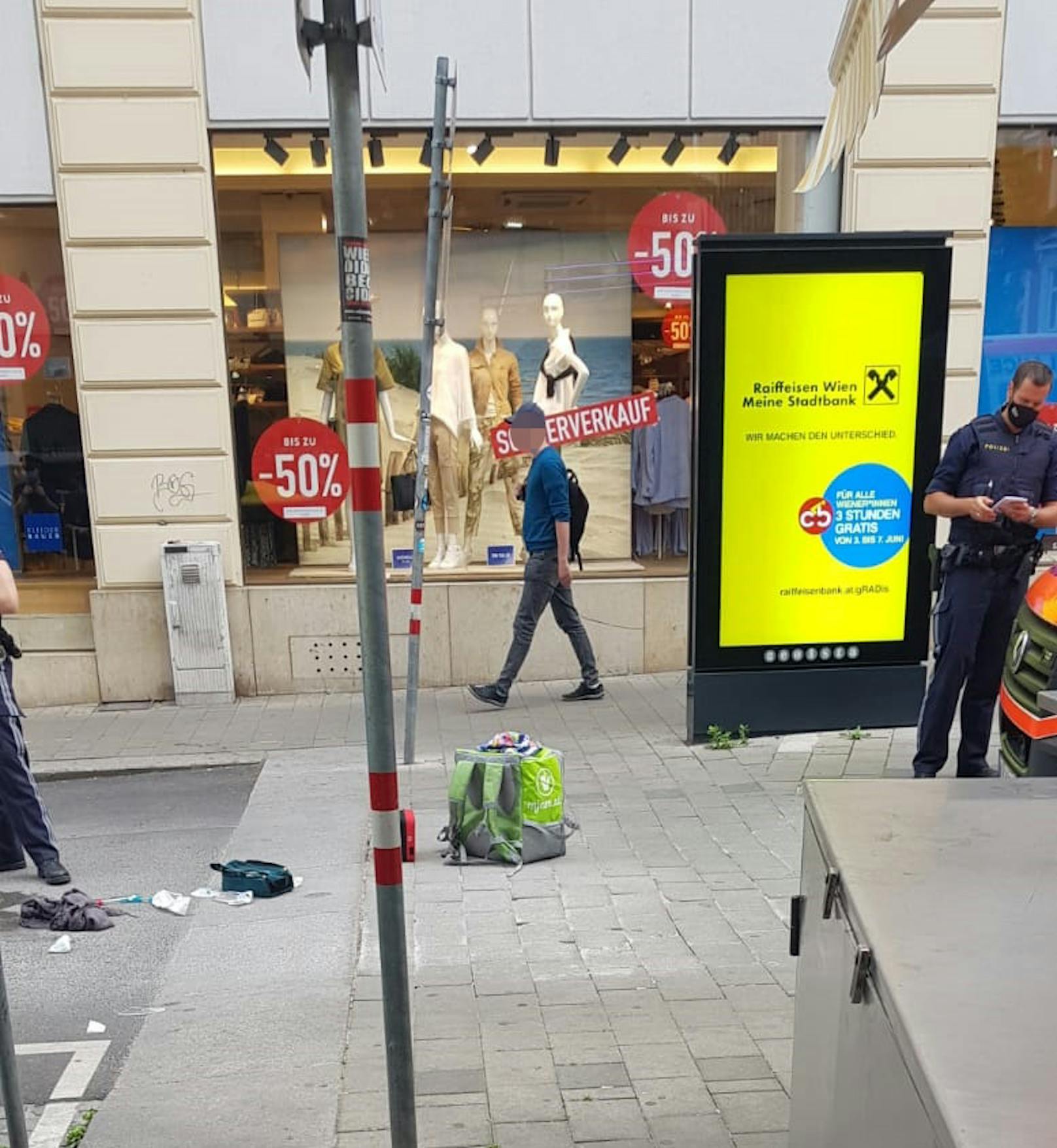 Rettungs-Einsatz auf der Wiener Mariahilfer Straße