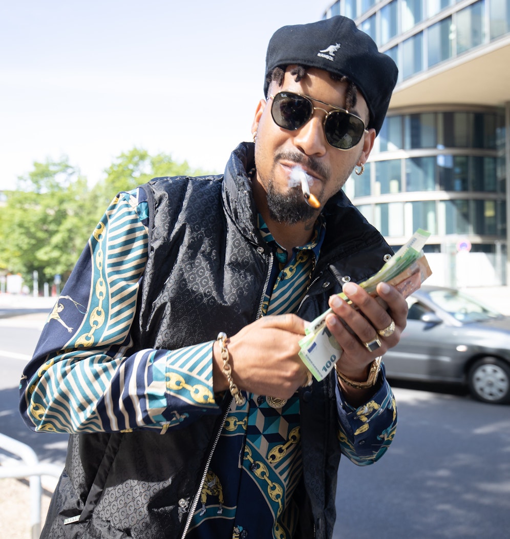 Mit Joint vor dem Gericht St. Georg: Rapper Maxwell von der 187 Strassenbande