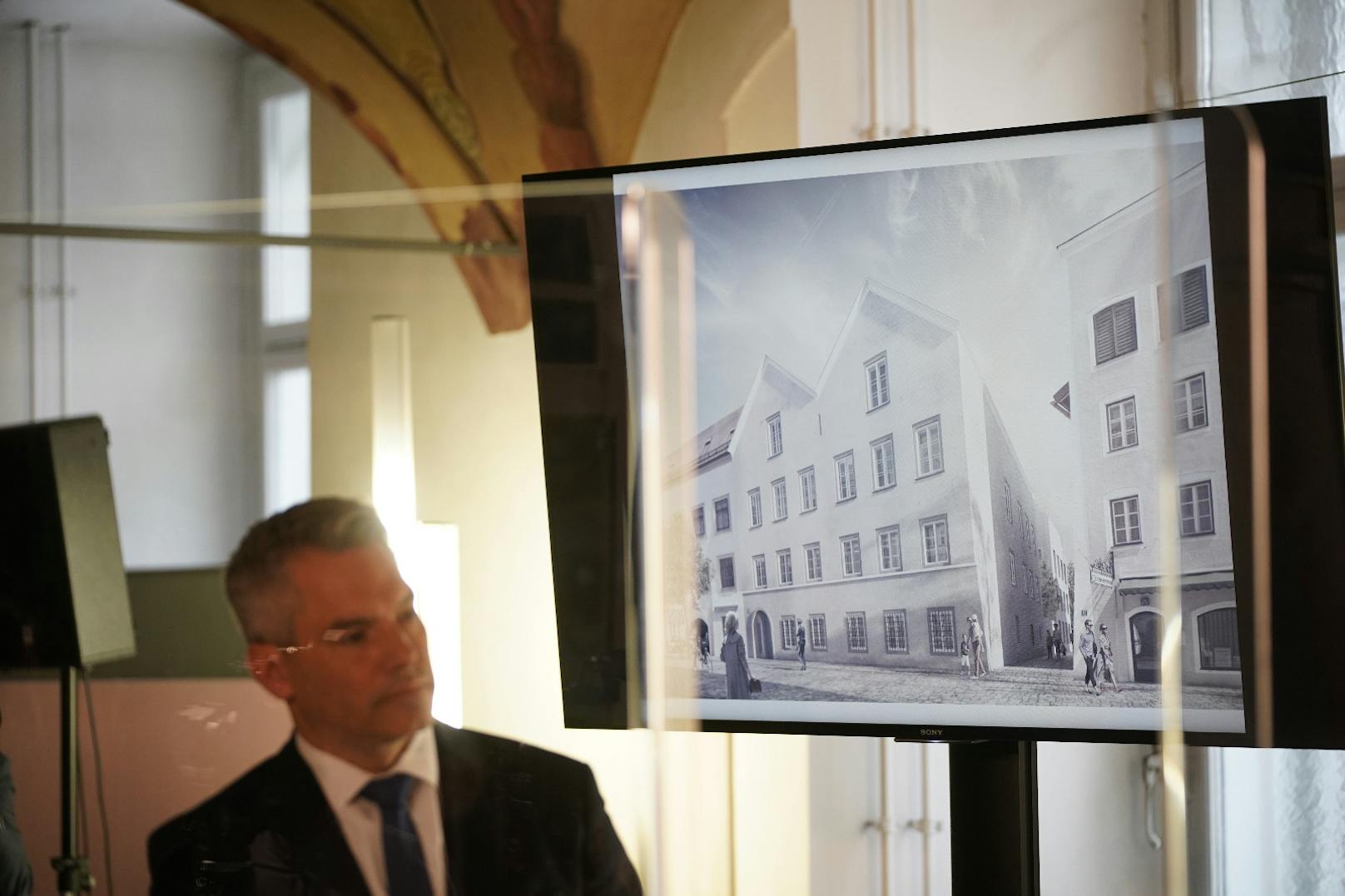 Innenminister Karl Nehammer präsentierte die Pläne für das Geburtshaus von Hitler in Braunau.