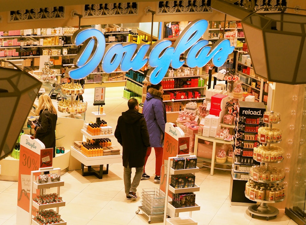 Ein Viertel aller Douglas-Filialen in Deutschland hätten in eine Drogerie umgewidmet werden sollen.