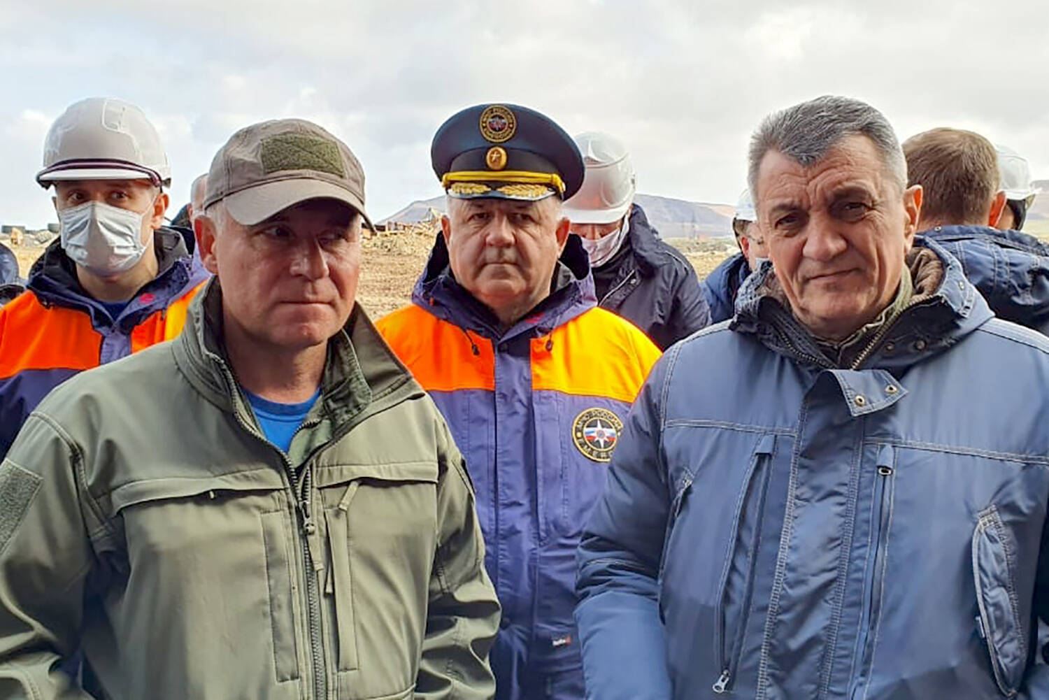 Der russische Katastrophenschutz-Minister Yevgeny Zinichev (l.) und Vertreter des russischen Präsidenten im Föderationskreis Sibirien Sergei Menjajlo (r.) besuchen das Kraftwerk Norilsk nach der Dieselkatastrophe vom 29. Mai 2020.