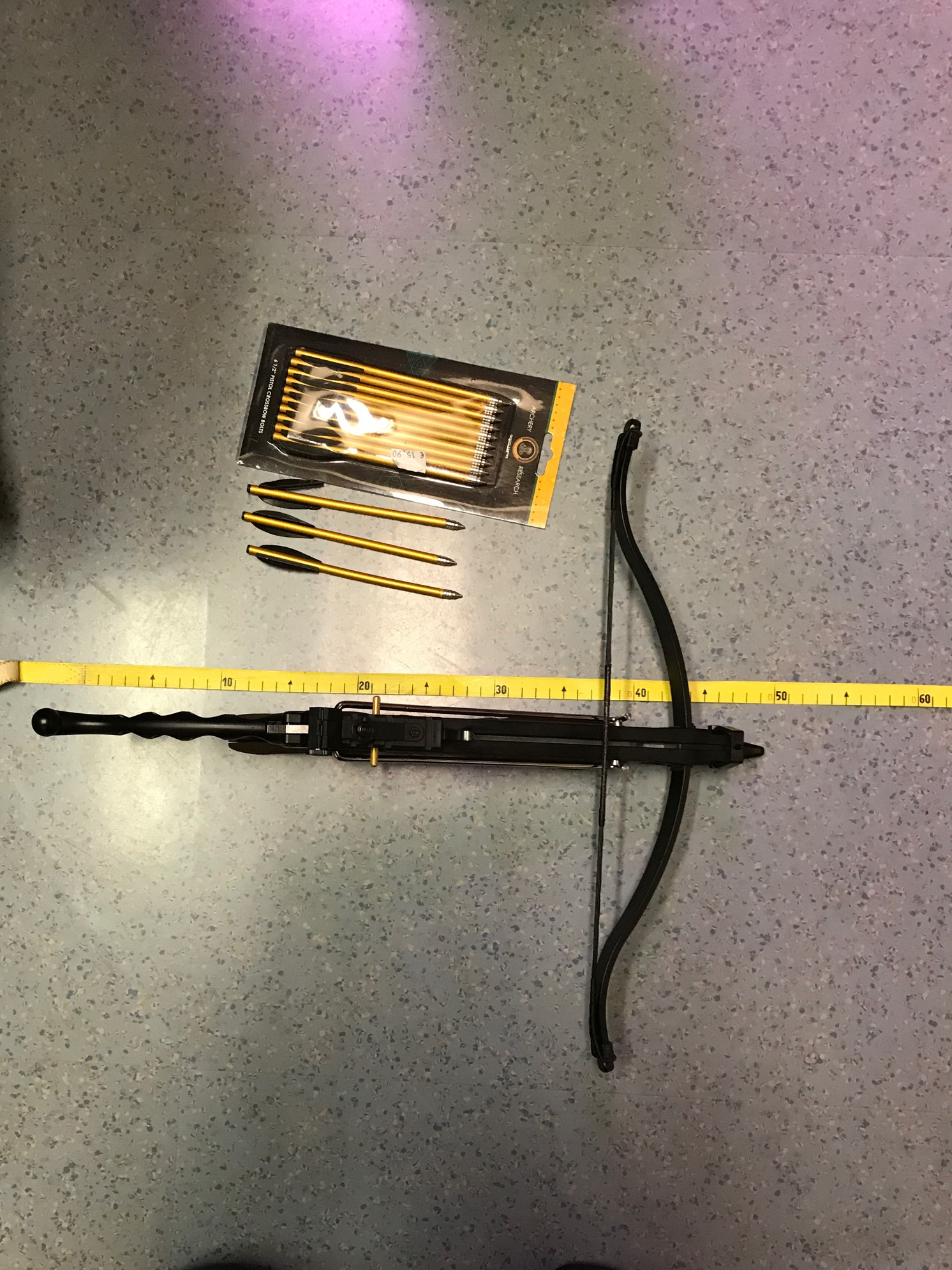 Die Polizisten fanden die Armbrust mit den Pfeilen in seinem Rucksack.
