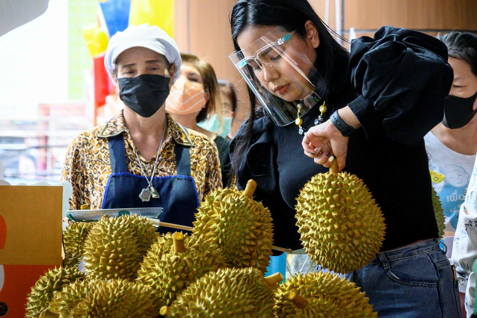 Ein Straßenhändler aus Bangkok verkauft Durian-Früchte. Symbolbild