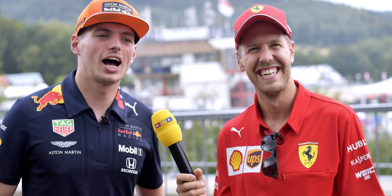 Max Verstappen (l.), Sebastian Vettel und ein RTL-Mikro