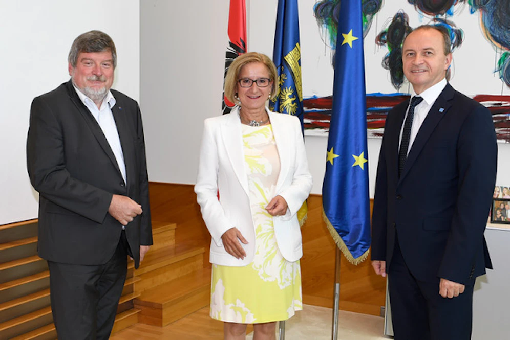 Zentralbetriebsrat Peter Maschat, Landeschefin Johanna Mikl-Leitner und Landesgesundheitsagentur-Chef Konrad Kogler (v.l.)