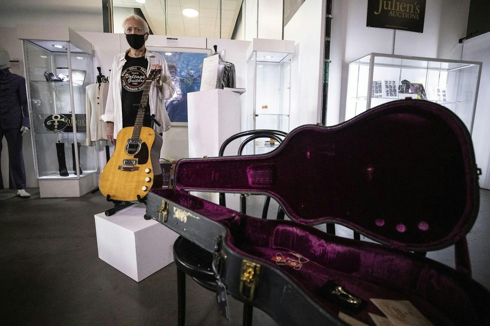 Kurt Cobains legendäre "Unplugged"-Gitarre wurde versteigert.