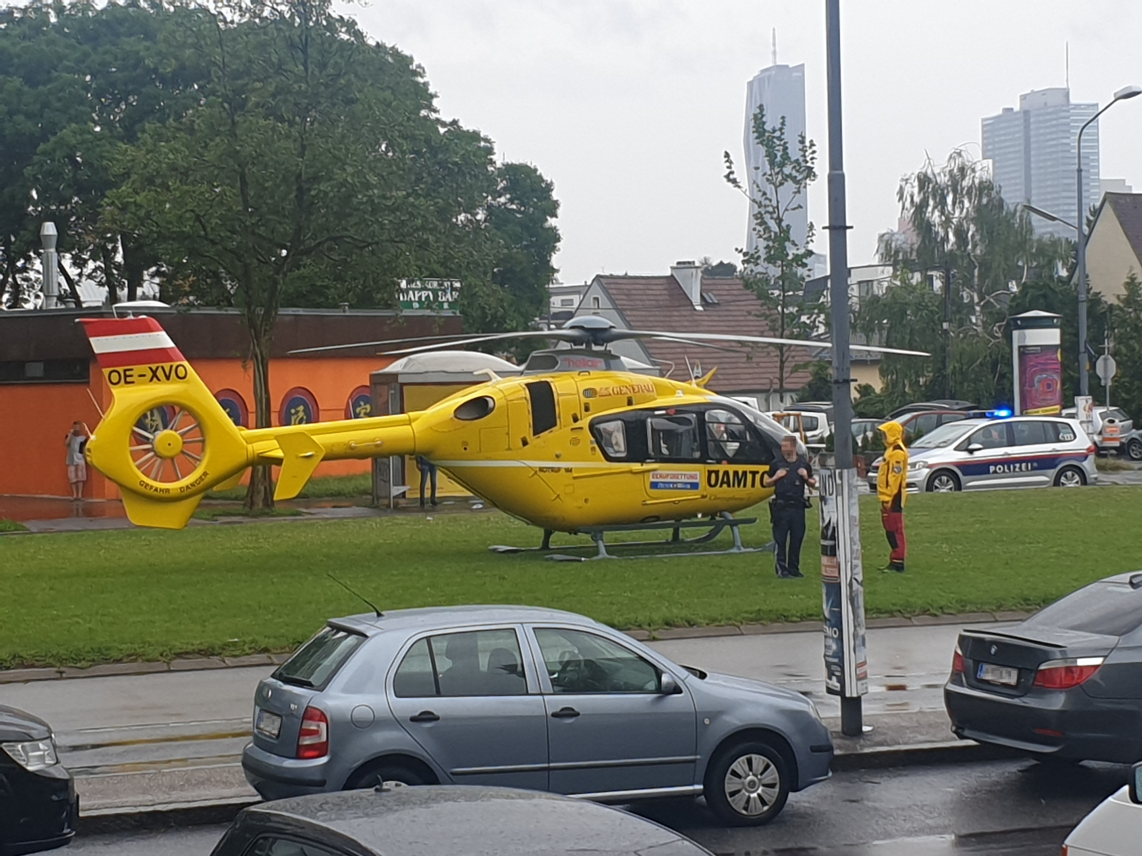 Die Frau wurde ins Krankenhaus gebracht.