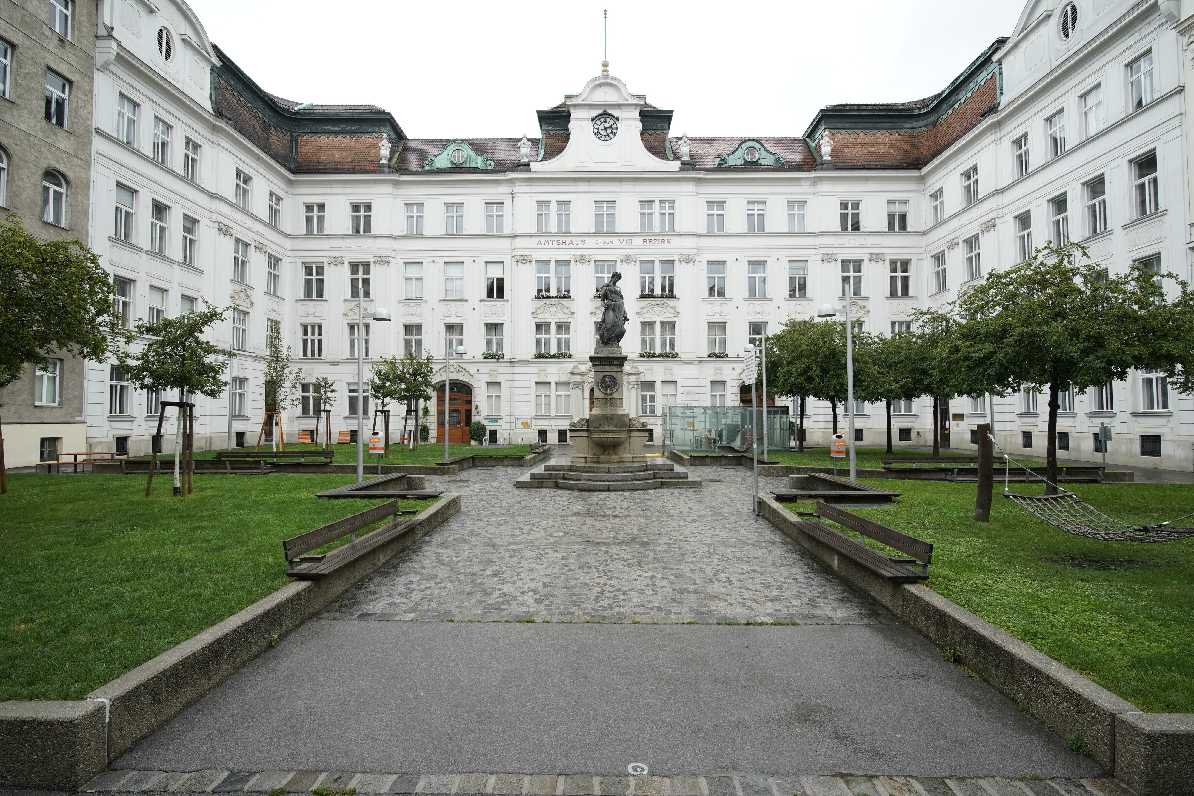 Etwas Grün, viel Stein: der Schlesingerplatz in der Josefstadt