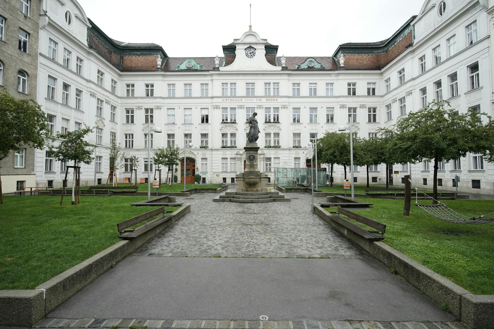 Etwas Grün, viel Stein: der Schlesingerplatz in der Josefstadt