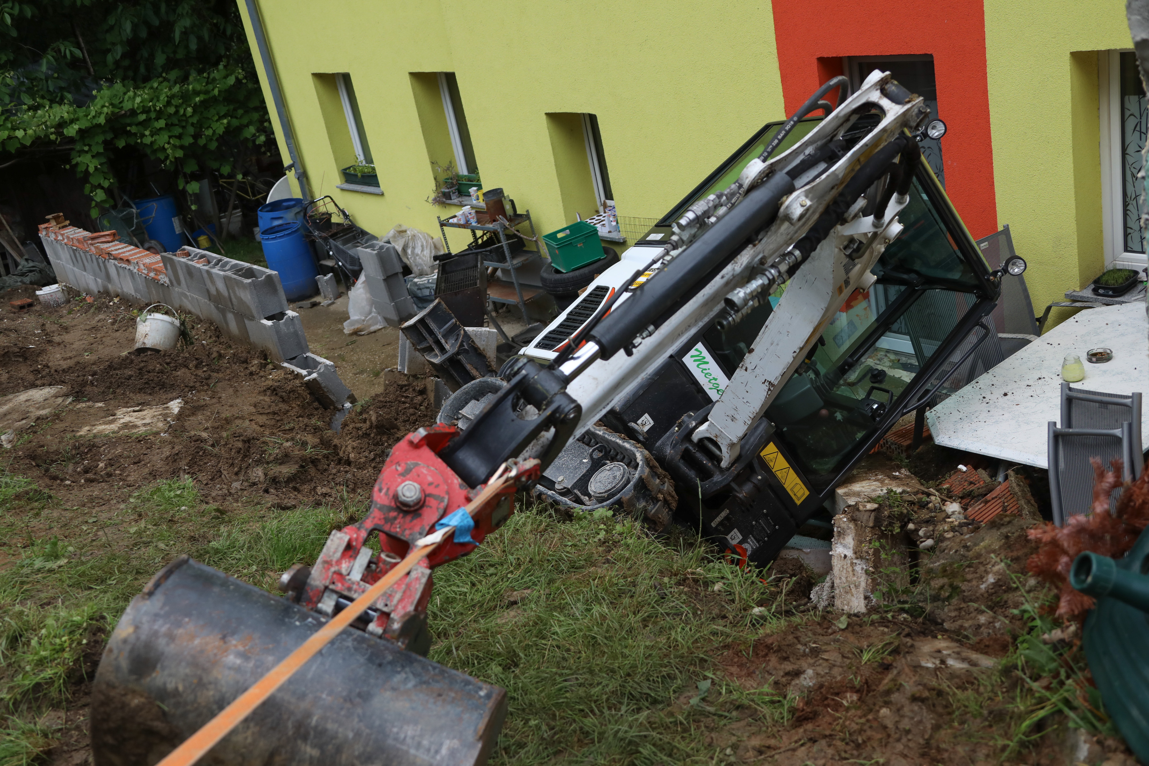 Feuerwehr Musste Bagger Mit Kran Aus Grube Ziehen | Heute.at