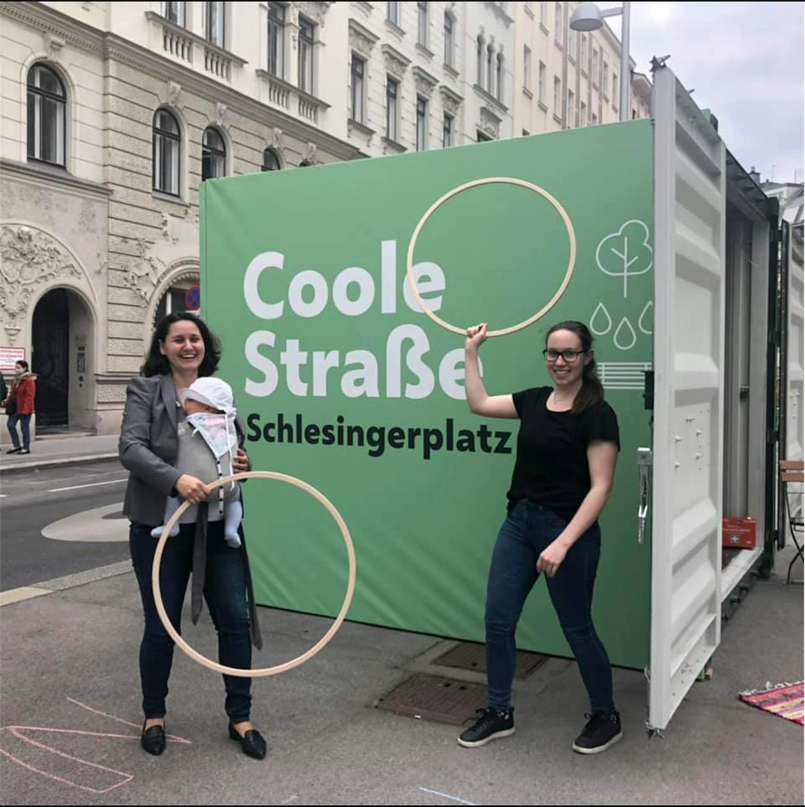Eröffnet wird der neue "coole" Schlesingerplatz durch Bezirkschefin Veronika Mickel-Göttfert (ÖVP, li). Und erntet ausgerechnet von den Bezirks-Grünen Kritik.