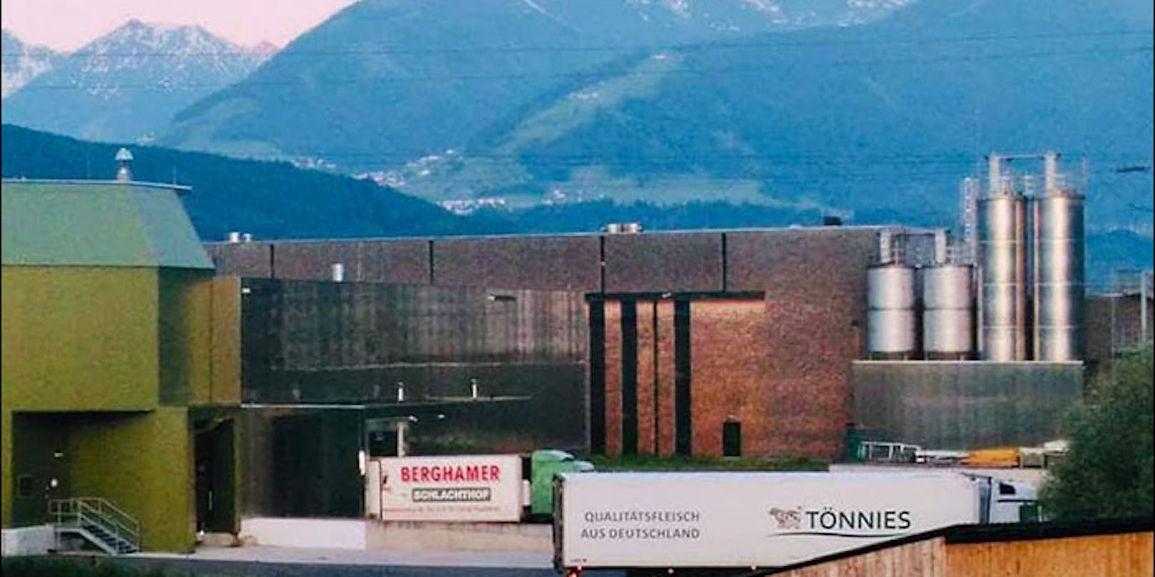 Laster brachte "Tönnies"-Fleisch nach Völs in Tirol.