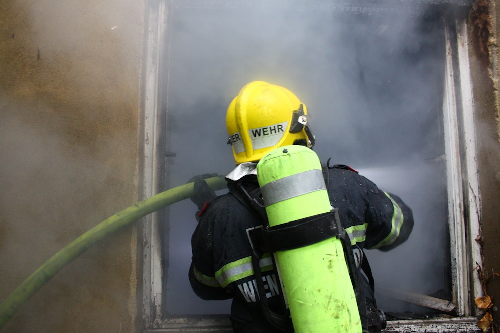 Die Feuerwehr im heiklen Löscheinsatz.