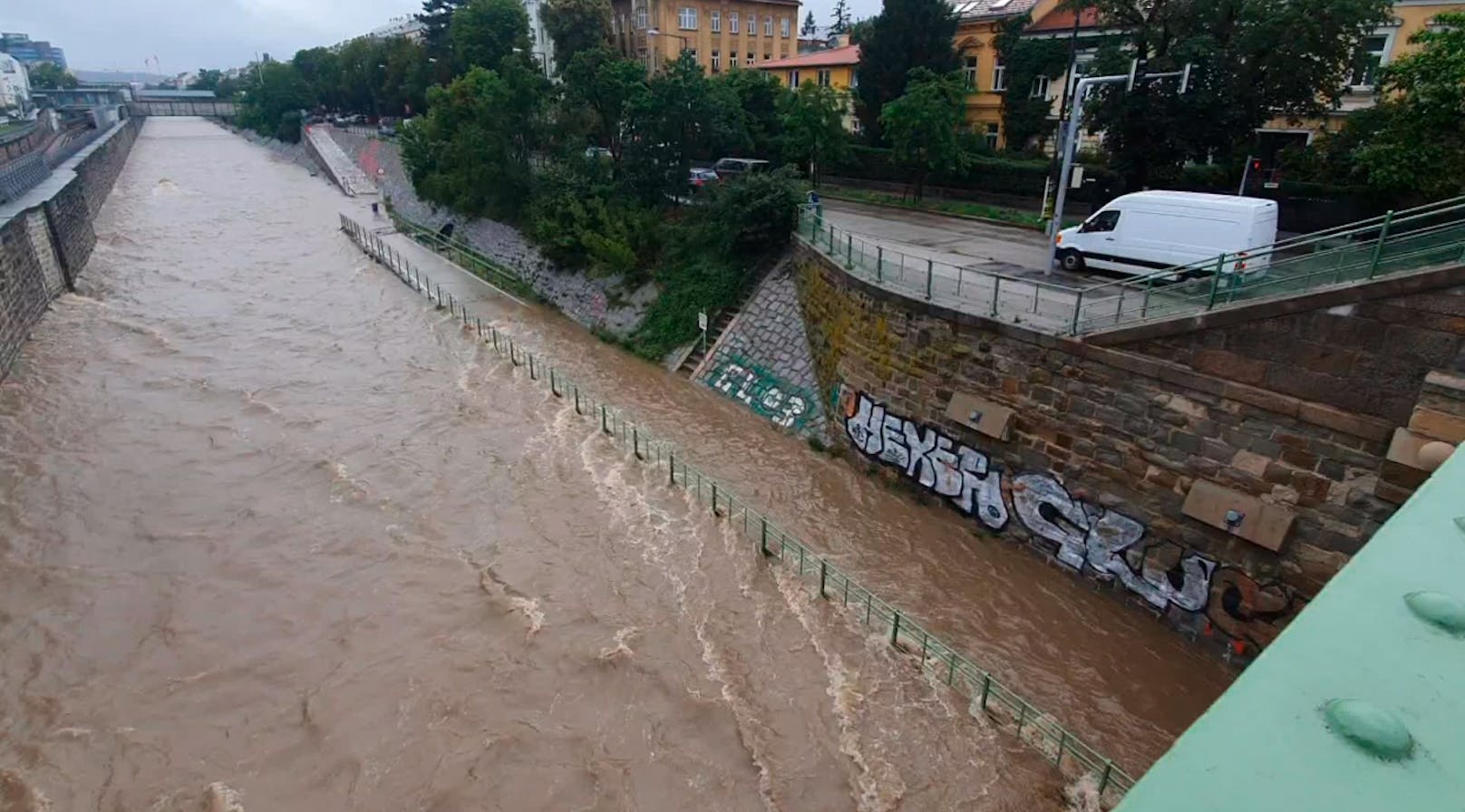 Der Wienfluss verwandelte sich durch die anhaltenden Regenfälle in einen reißenden Strom (21. Juni 2020)