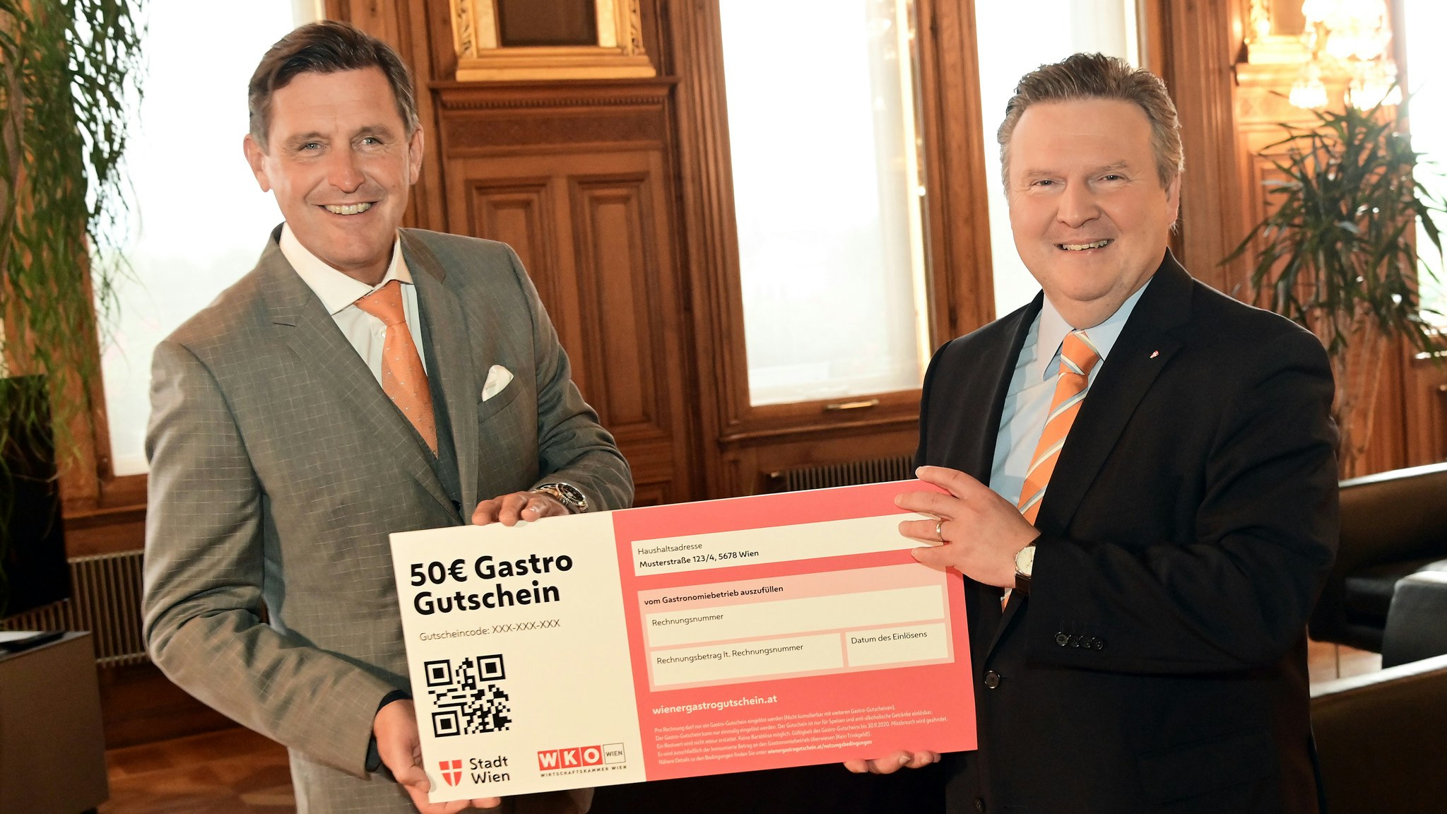 Wirtschaftsstadtrat Peter Hanke (li.) und Bürgermeister Michael Ludwig (beide SPÖ) präsentieren den "Schnitzel-Fünfziger"