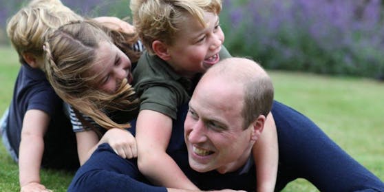 Papa Will tobt sich mit seinen Kids auf dem Landsitz des Paares in der Grafschaft Norfolk aus. 