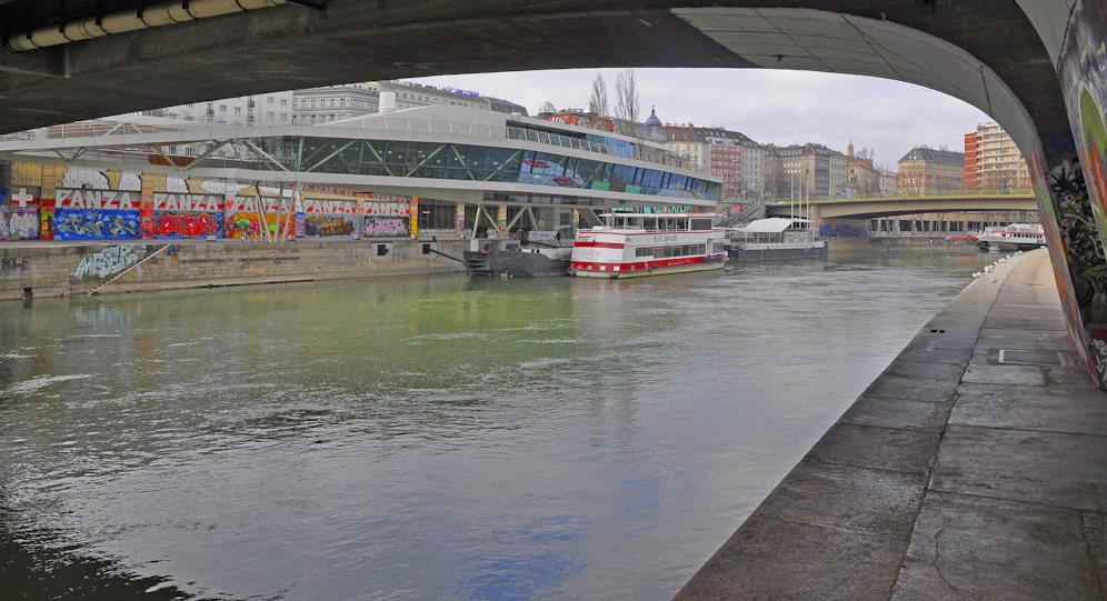 Blick unterhalb der Schwedenbrücke Richtung Franz-Josefs-Kai, wo die Tat passierte.&nbsp;