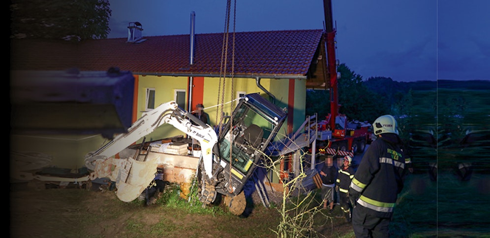 Die Feuerwehr musste mit einem Kran anrücken. Ein Bagger war in eine Bau-Grube gestürzt.