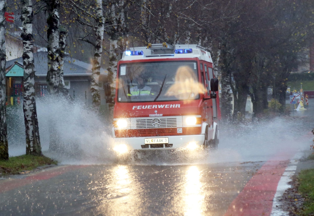 Heute.at - Überflutungen! Feuerwehren im Dauer-Einsatz