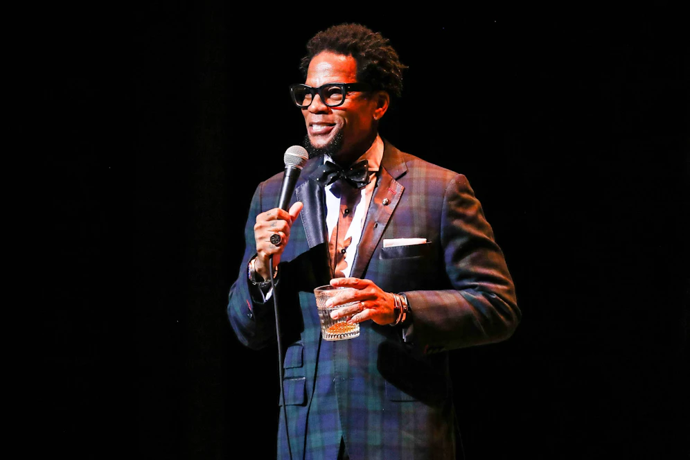 US-Comedian <strong>D.L. Hughley</strong> brach bei einem Auftritt aufgrund seiner Corona-Erkrankung vor seinem Publikum zusammen.