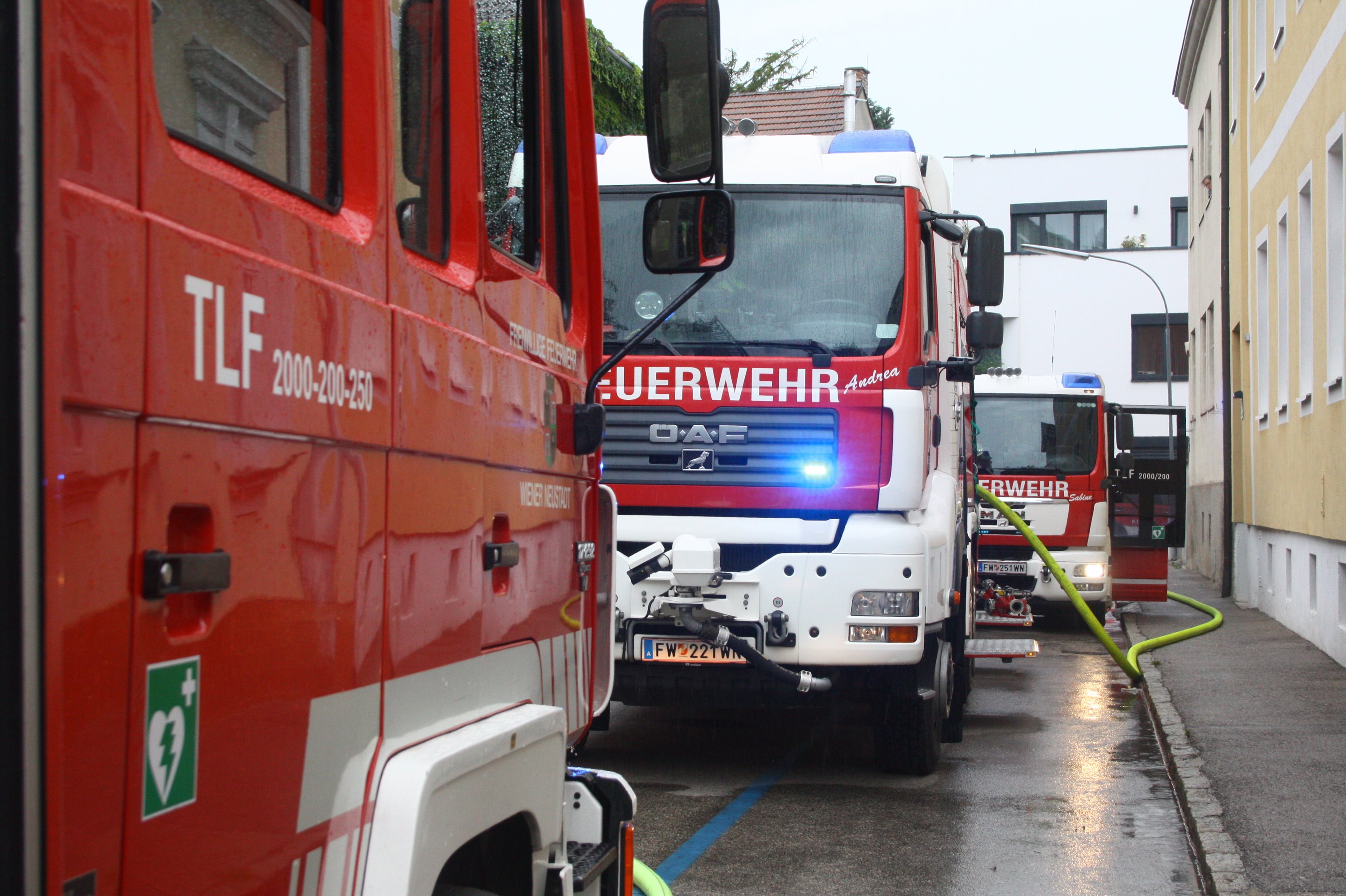 Die Feuerwehr rettete die Frau mit einer Drehleiter aus der Wohnung. (Symbolbild)