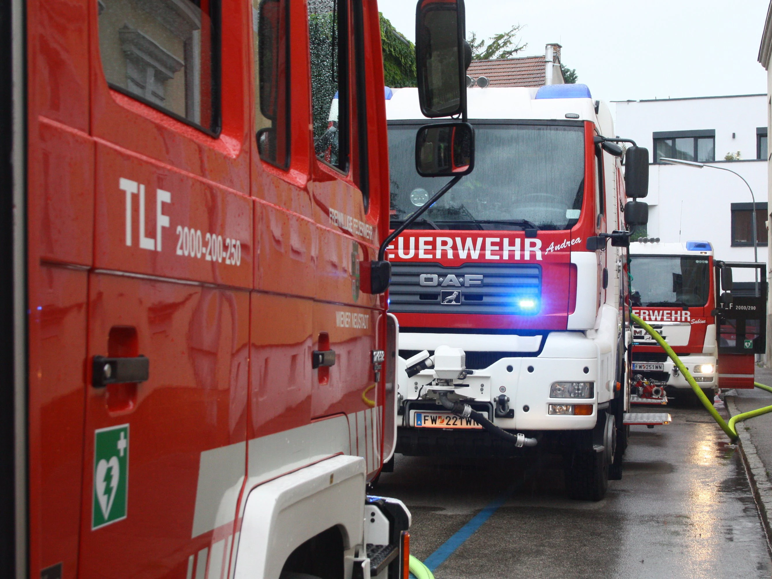 Die Feuerwehr im heiklen Löscheinsatz.