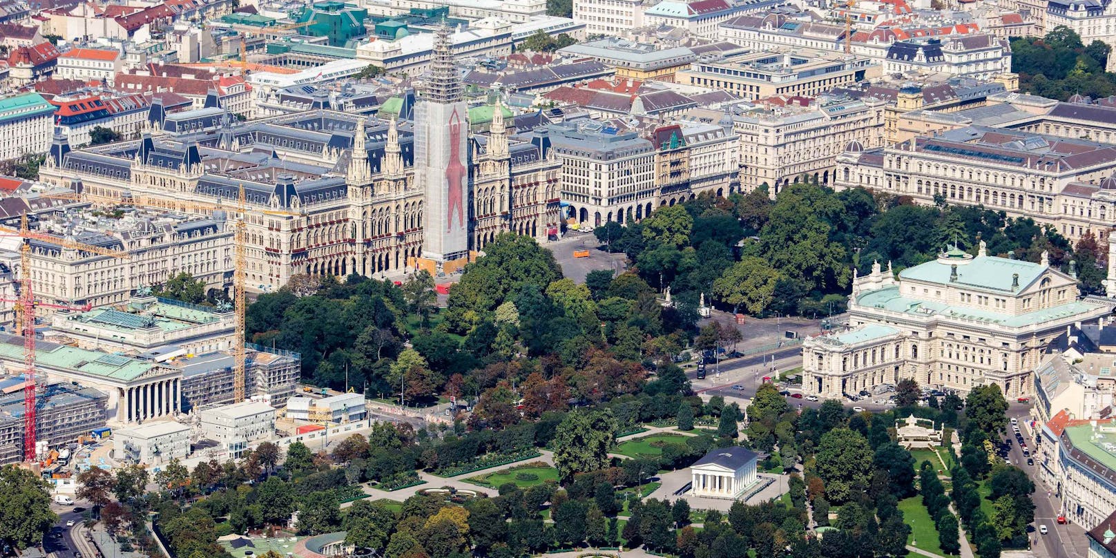 Blick auf das Rathaus, im Vordergrund das Burgtheater und der Volksgarten