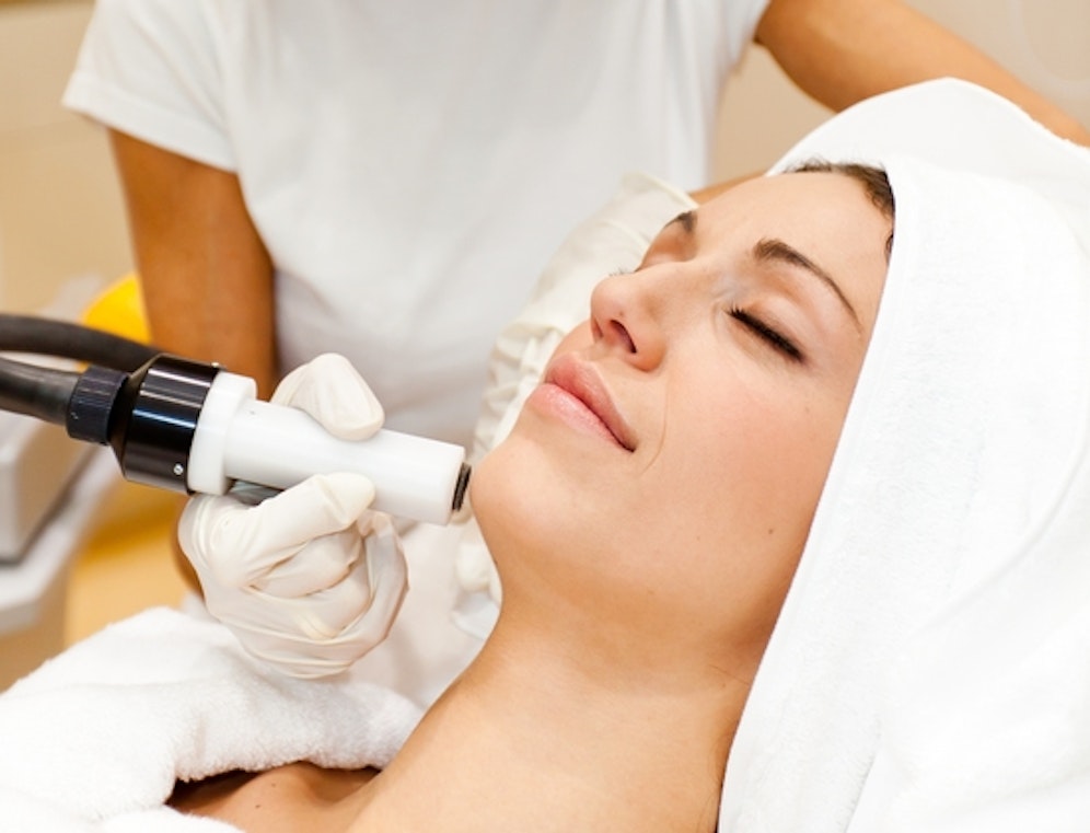 Die Microdermabrasion wird im Zentrum Kuzbari mit Wasser durchgeführt.