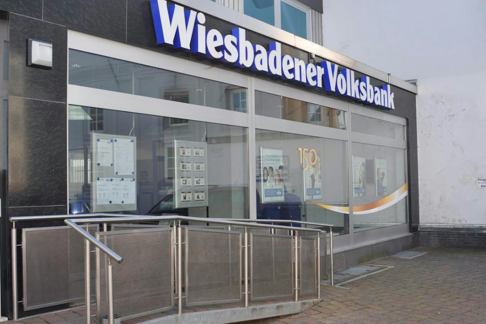 Blick auf den Eingangsbereich der Filiale der Wiesbadener Volksbank in Bad Schwalbach (Hessen)