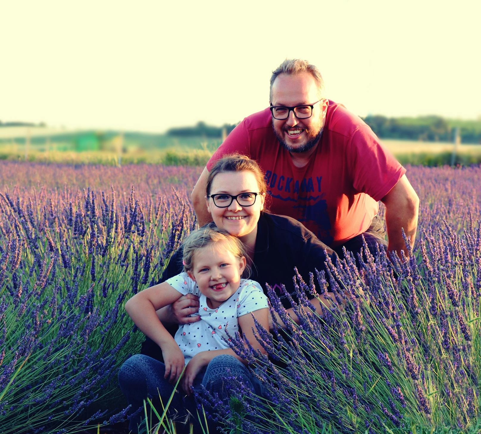 Johannes Mikola mit seiner Familie im Lavendel-Feld.