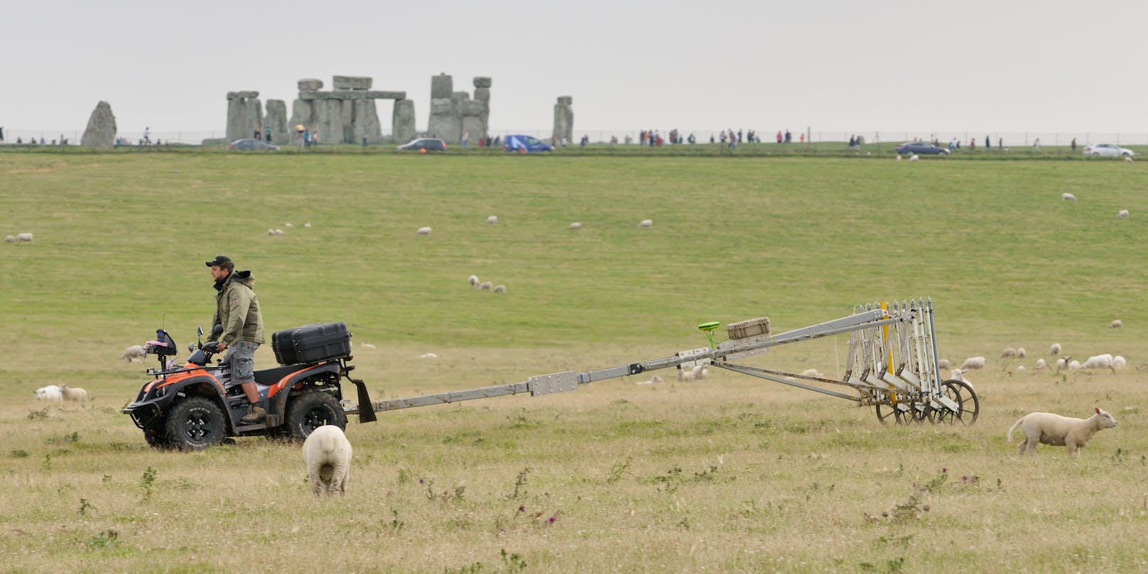 Britische und österreichische Forscher haben ein riesiges Steinzeitmonument nahe Stonehenge entdeckt.