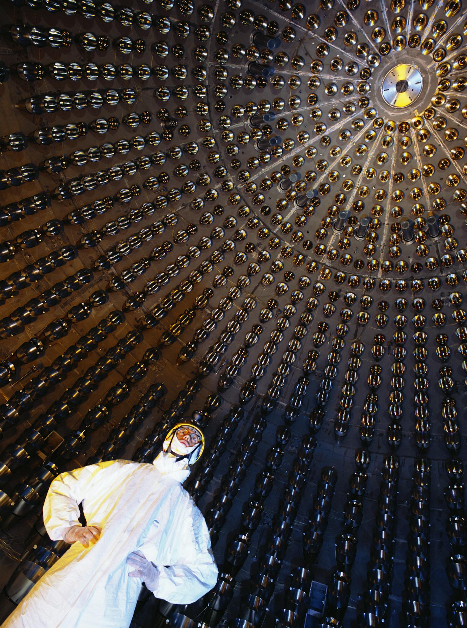 Ebenfalls im Gran-Sasso-Labor befindet sich der riesige Neutrino-Detektor "BOREXINO".