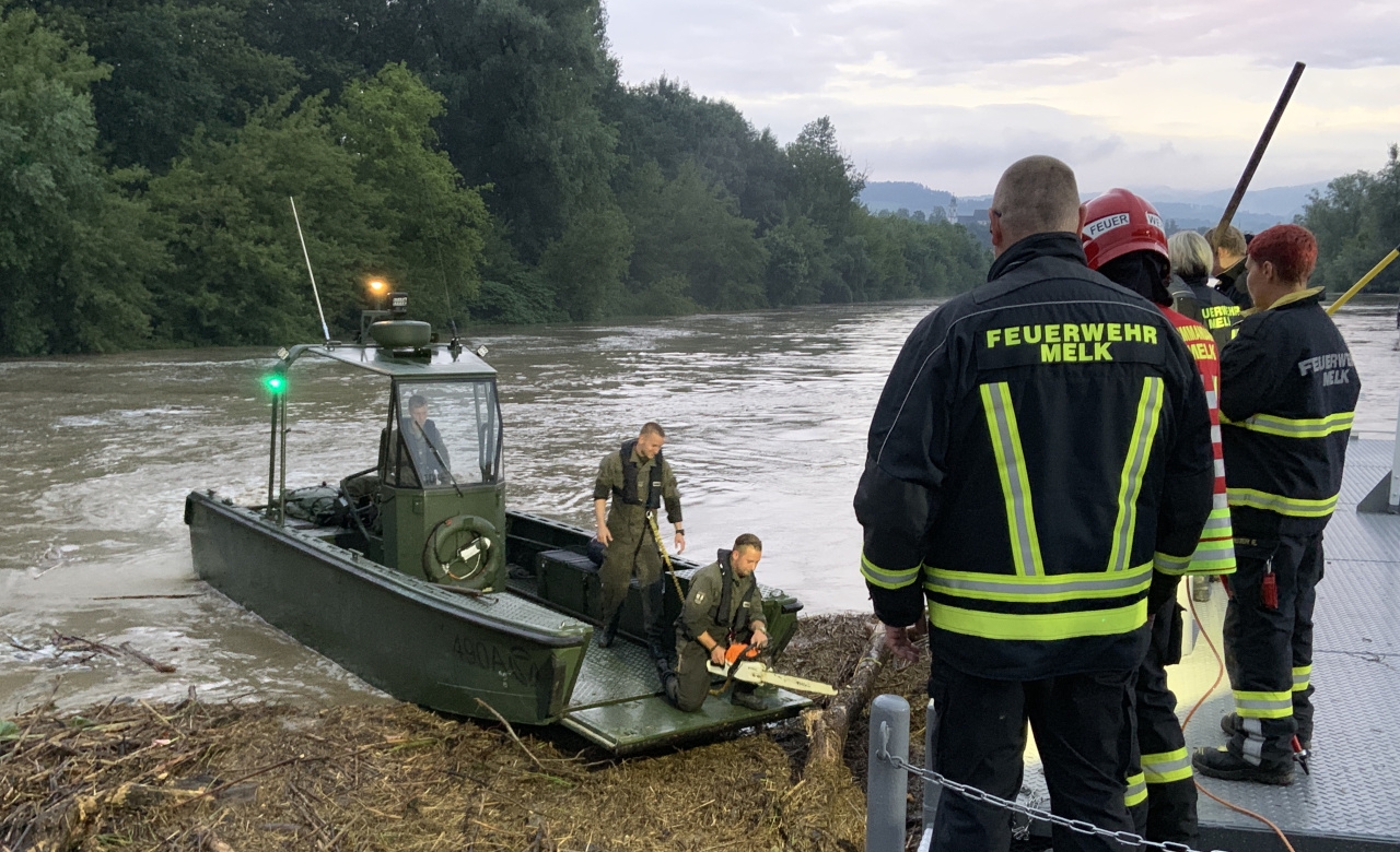 Auch das Bundesheer war mit Pionieren im Einsatz - etwa um Verklausungen wie hier in Melk zu räumen.