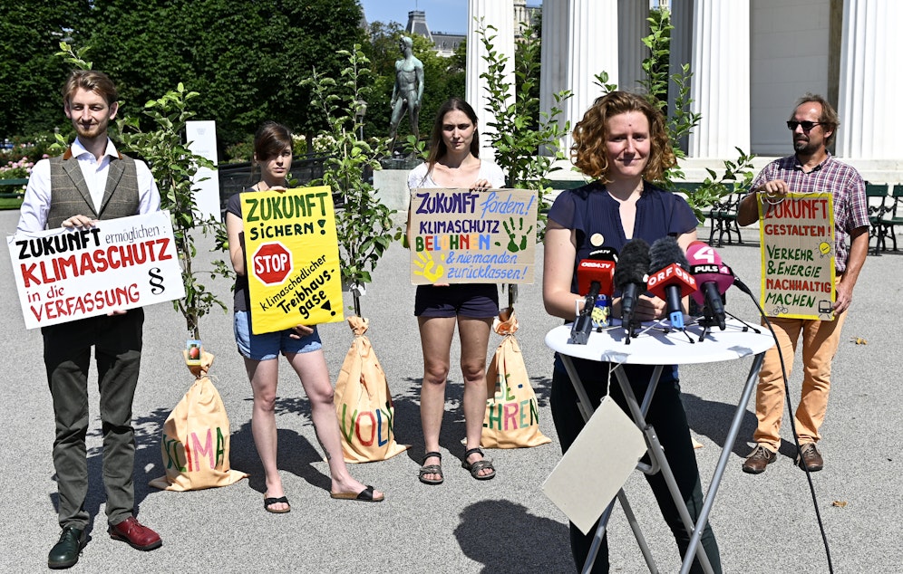 Katharina Rogenhofer, Sprecherin und Koordinatorin vom Klimavolksbegehren bei einer Kundgebung