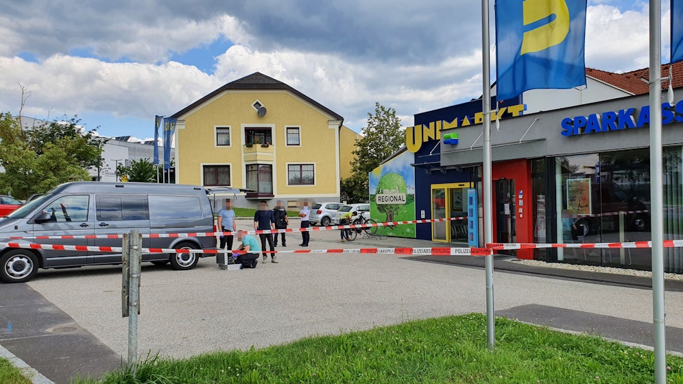 Zwei Täter stürmten in eine Sparkassenfiliale.