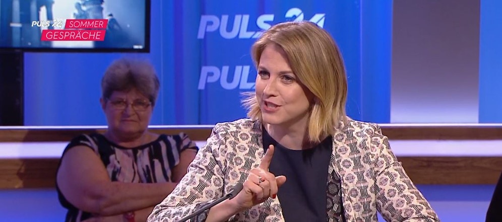 NEOS-Chefin Beate Meinl-Reisinger bei den Puls24-Sommergesprächen.