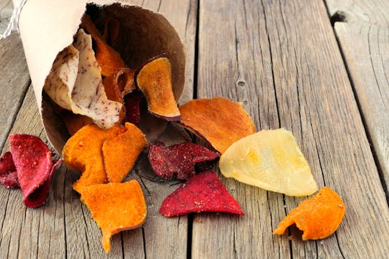 Gemüsechips gelten als gesunde Alternative zu Kartoffelchips. Symbolbild