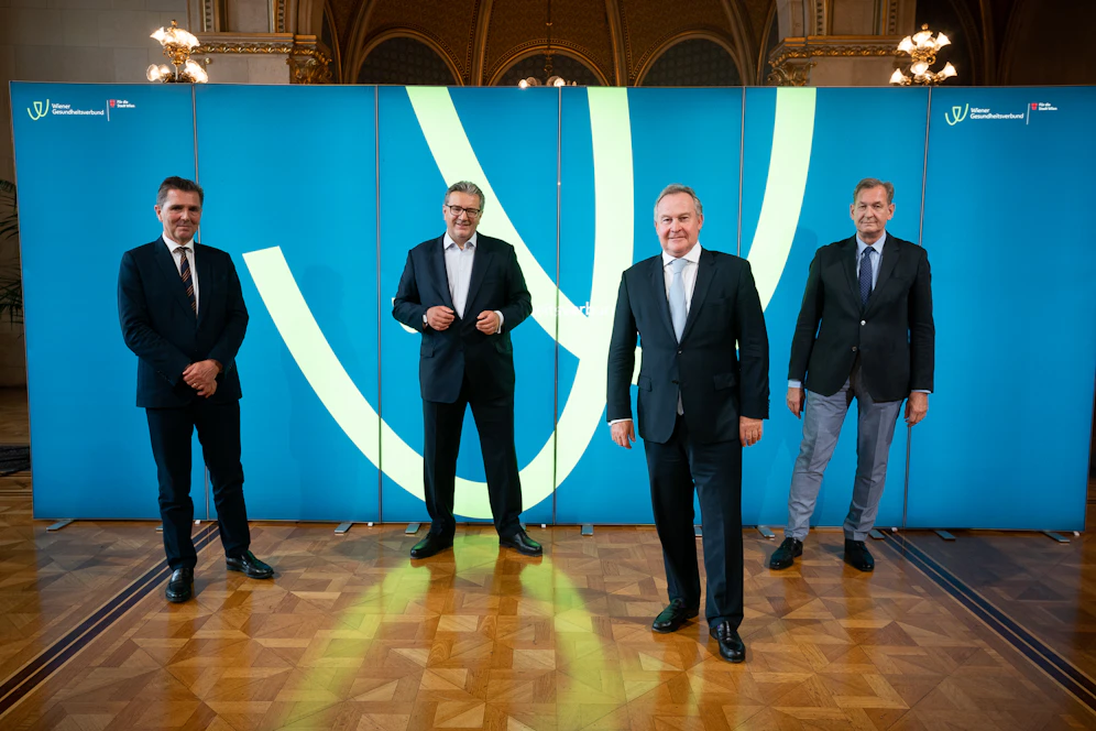 Früher als gedacht konnte der Wiener Gesundheitsverbund die Warteliste auf verschobene Operationen abarbeiten, erklären (v.l.n.r.) Michael Binder (Medizinscher Direktor des Wiener Gesundheitsverbundes), Gesundheitsstadtrat Peter Hacker (SPÖ), Georg Semler (Aufsichtsratsvorsitzender der Rudolfinerhaus Privatklinik) und&nbsp;Christian Sebesta (Leiter der Abteilung für Innere Medizin an der Klinik Floridsdorf).